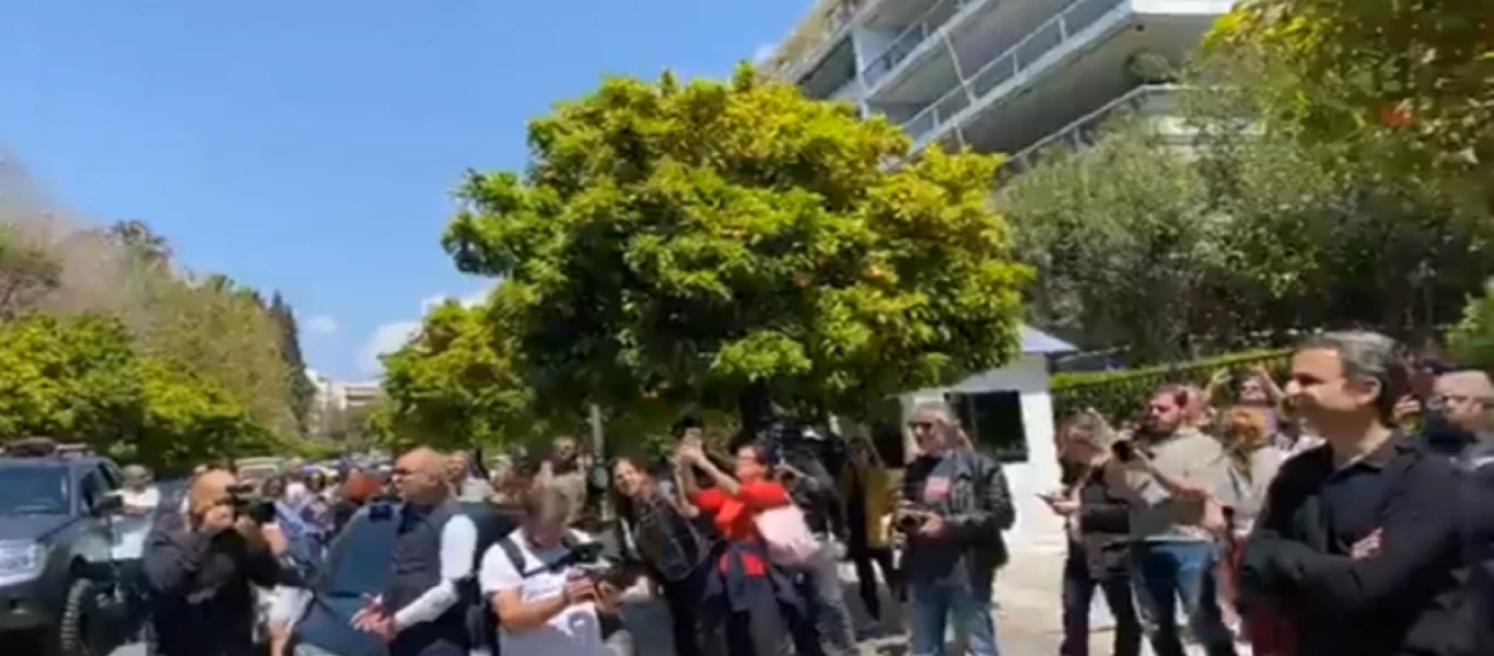 Ο Πρωθυπουργός άφησε το γραφείο του για να δει την «συναυλία» της Άλκηστις Πρωτοψάλτη (βίντεο)